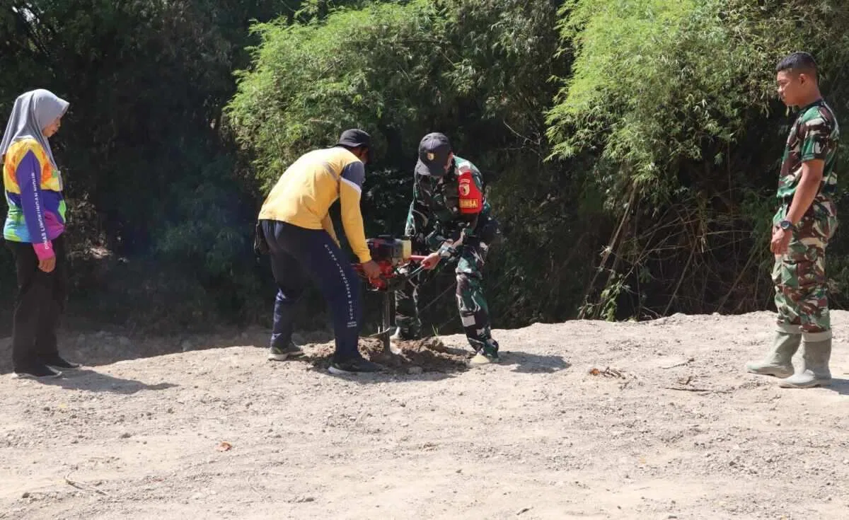 Sinergi Hijau di TMMD 129 Bojonegoro: Babinsa Kesongo dan DLH ‘Keroyokan’ Buat Lubang Tanam Pohon untuk Jaga Tanggul Sungai