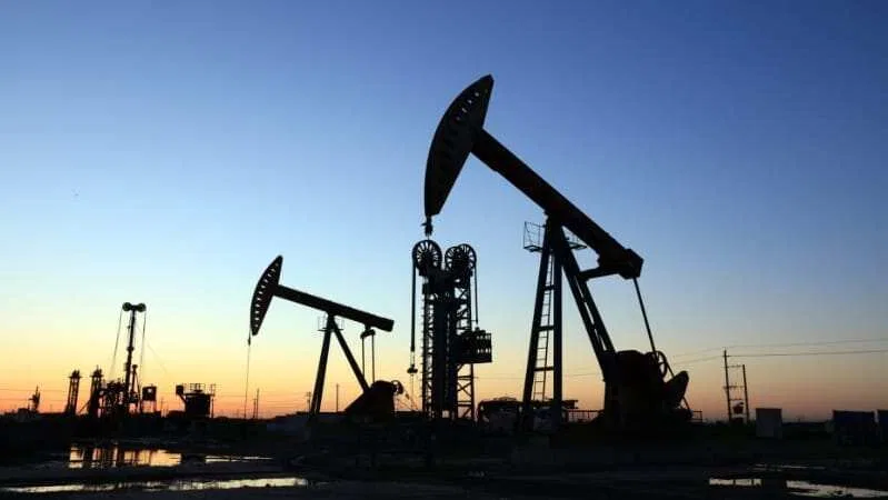 Fluktuasi Harga Minyak Dunia: Penurunan di Akhir Pekan