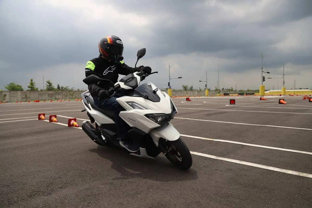 Motor Modern dengan Fitur Port Pengisian USB Type-C