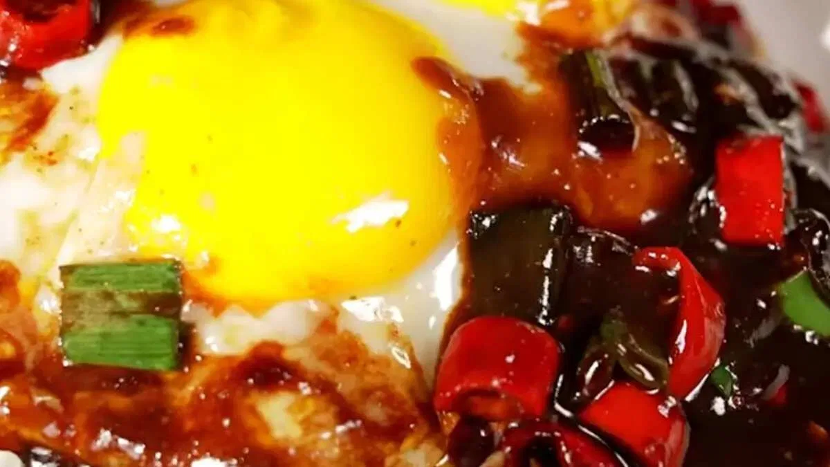 Mengolah Telur Ceplok dengan Tiga Saus Pedas