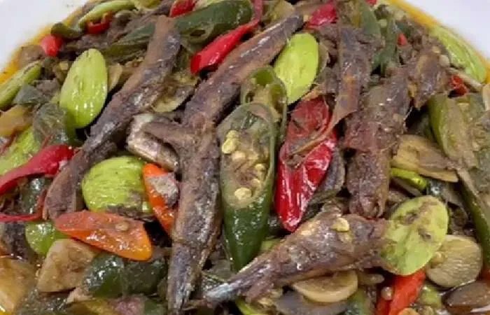Menyajikan Tumis Ikan Asin Cabe Ijo di Dapur Anda