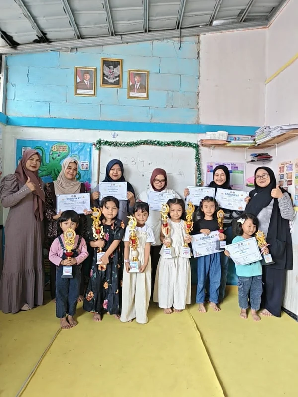 LAGI, TK NIRWANA CENDIKIA RAIH TUJUH PIALA PADA LOMBA MEWARNAI ANAK DAN ORANGTUA