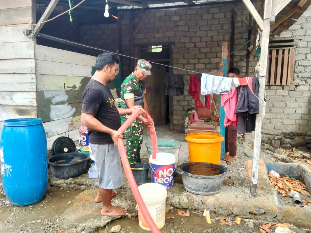 Babinsa Kodim 1505/Tidore Turun Langsung, Bantu Warga Penuhi Kebutuhan Air