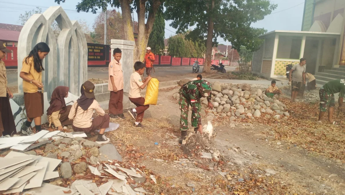 TNI dan Warga Kompak, Koramil 05/Sofifi Turun Langsung Bersihkan Lingkungan Masjid