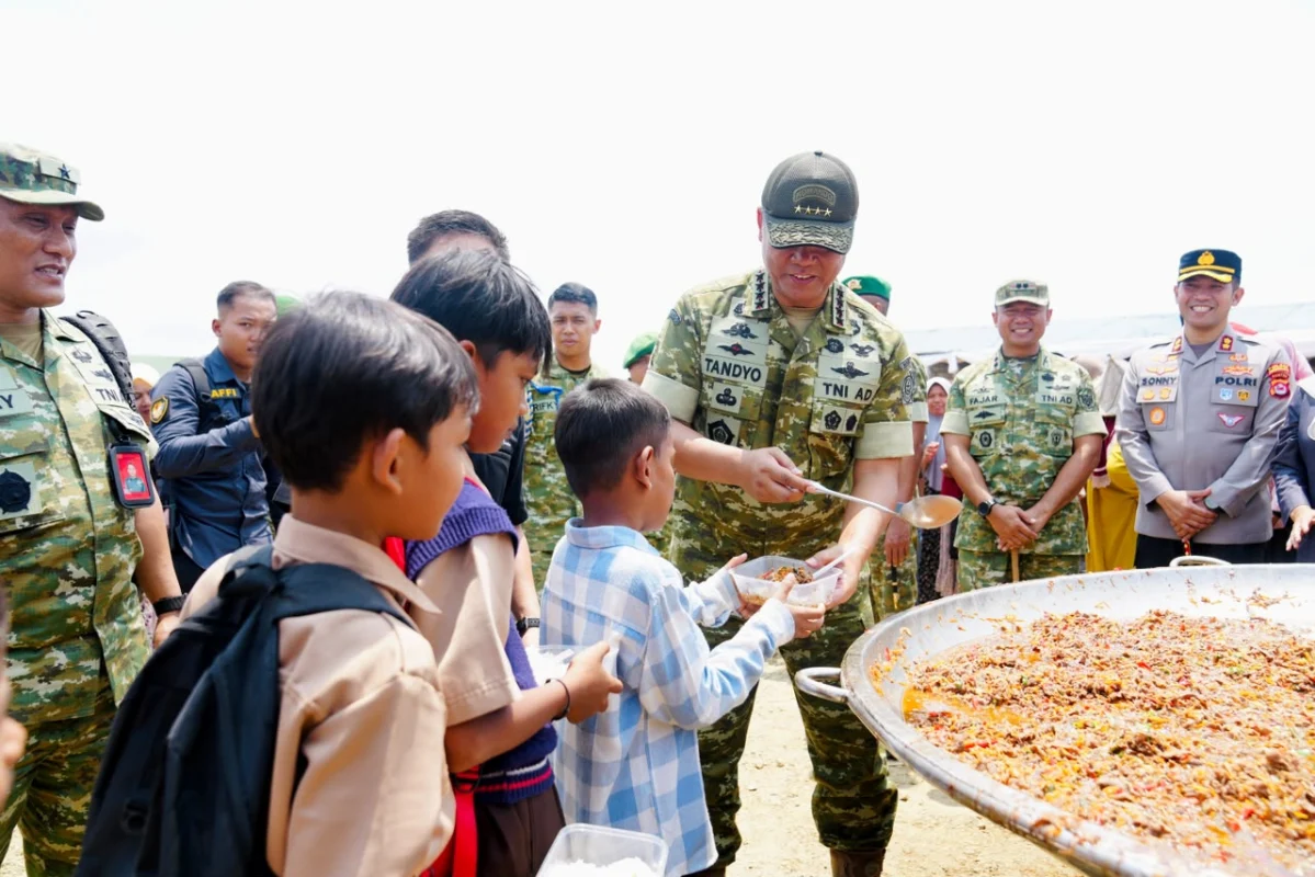 Wakil Panglima TNI Bagikan Sembako dan Tinjau Masak Kuali Merah Putih Bobon Santoso, Perkuat Kebersamaan TNI dan Rakyat