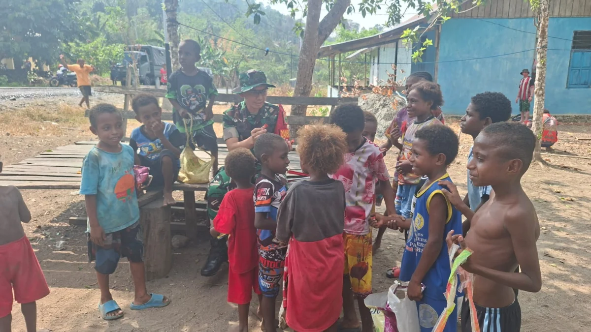 Penuh Kehangatan, Dansatgas TMMD ke-130 Menyapa Anak-Anak Kampung Yamboi