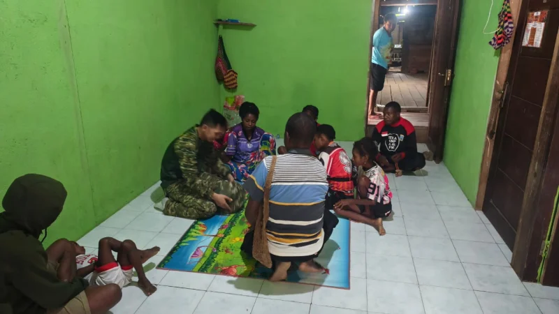 Wujud Kepedulian, Dansatgas TMMD Ke-130 Kunjungi Keluarga Berduka di Yamboi