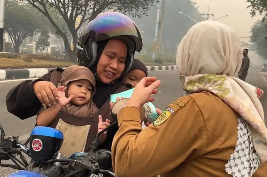 Dinkes Palangka Raya Salurkan Masker dan Susu Saat Kabut Asap Memburuk