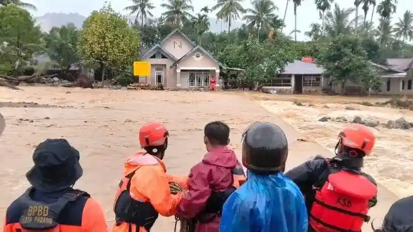 Banjir Kota Padang: 498 Jiwa Terdampak, 672 Jiwa Mengungsi