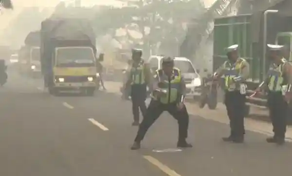 Kabut Asap Tebal Berujung Tabrakan Maut di Jalan Trans Kalimantan