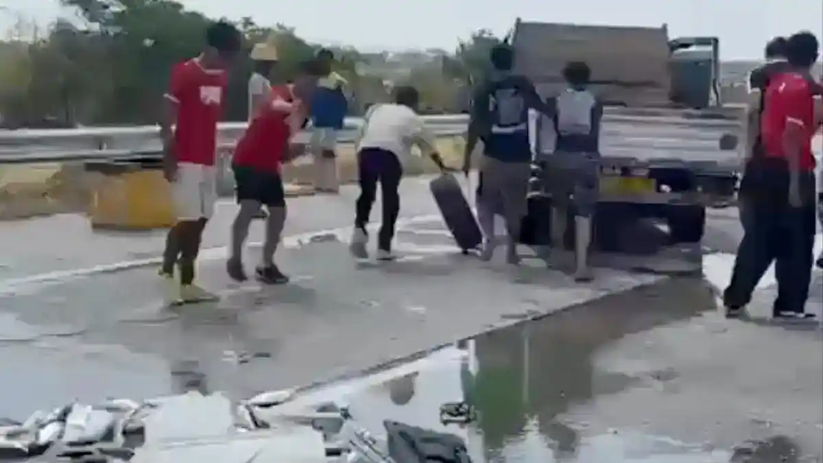Pemain Muda Persijap Bantu Bersihkan Ikan Tumpah di Tol Pemalang
