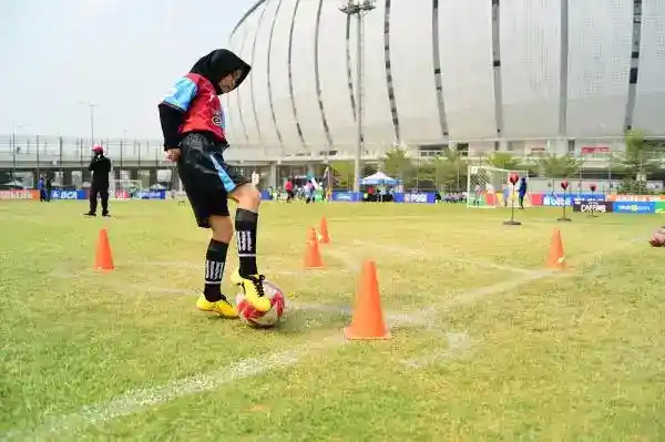Naufalyn Tercepat dalam Festival Sepak Bola Putri di Jakarta Utara