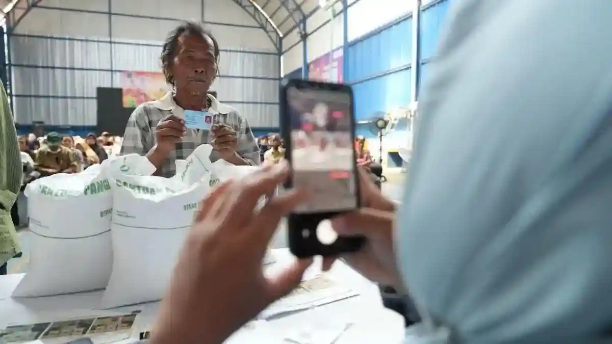 Bantuan Beras 30 Kilogram untuk 33,2 Juta Keluarga Ditargetkan Tuntas Sebelum Nataru