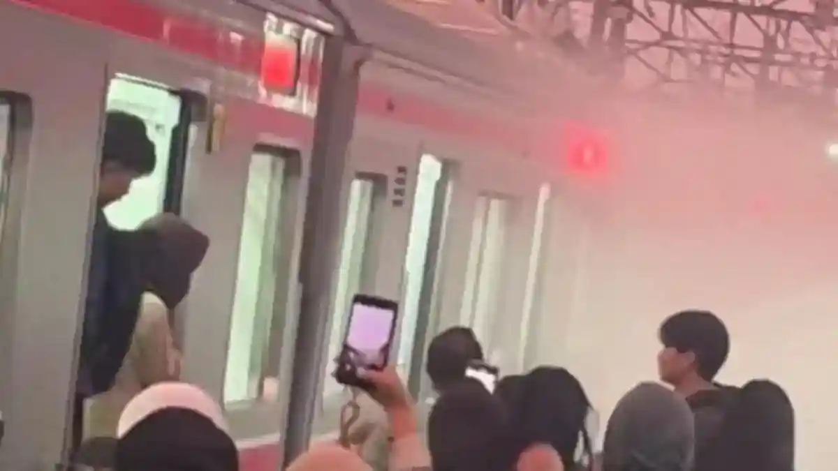 Percikan pada Pantograf Ganggu KRL di Stasiun Jakarta Kota, Penumpang Dipindahkan