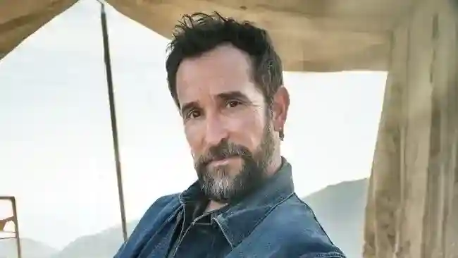 Noah Wyle Terpilih sebagai Pria Paling Seksi 2026, Ini Responsnya