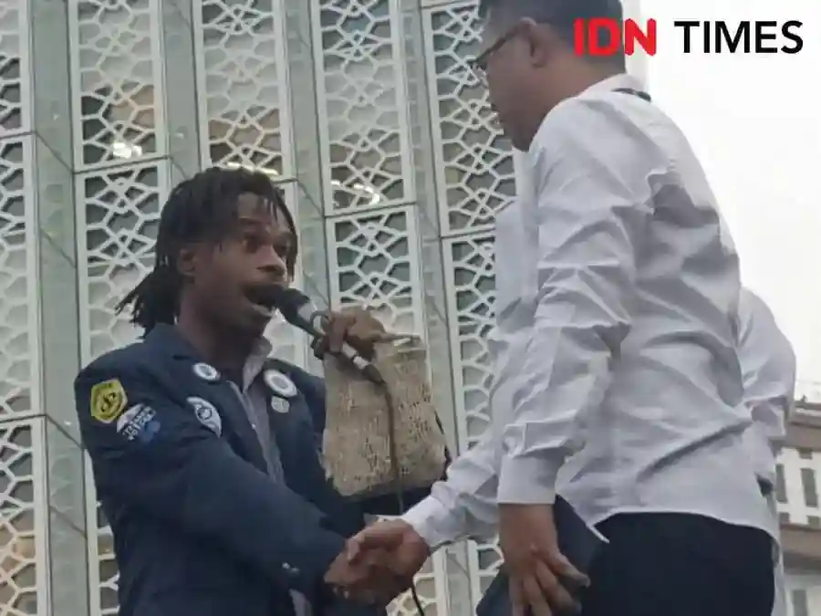 Noken Jadi Simbol Tuntutan Mahasiswa Papua soal Layanan Kesehatan Korban Karhutla