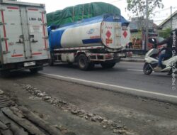 Solar Ilegal Melenggang Bebas di Lamongan, Hukum Seolah Mati di Jalan Blangit, Transportir Diduga Mafia BBM Lalu-lalang Tanpa Tersentuh, Publik Tantang Kapolda Jatim Bertindak