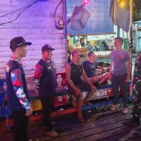 Wujudkan Lingkungan Yang Aman, Babinsa Bersama Warga Lakukan Siskamling