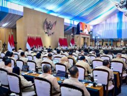 Presiden Prabowo Subianto menyampaikan Taklimat Awal Tahun kepada seluruh jajaran Kabinet Merah Putih di kediamannya di Hambalang,