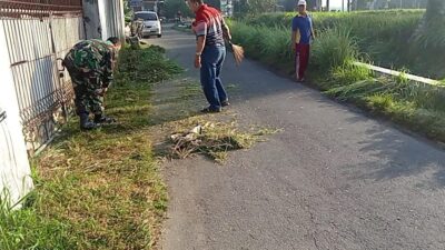 Ciptakan Lingkungan Bersih, Babinsa Bersama Masyarakat Laksanakan Karya Bhakti