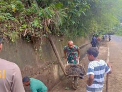 Material Longsor Tutup Jalan, Babinsa Kodim 1505/Tidore Serma Iwan Bersama Warga Turun Tangan