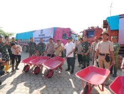 Percepat Pemulihan Aceh Tamiang, Mendagri Serahkan Bantuan Gerobak Dorong dan Bahan Makanan