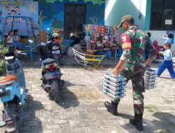 Babinsa Ngraho Bojonegoro Ikut Kawal Pendistribusian Makanan Bergizi, Ribuan Siswa Nikmati Program MBG