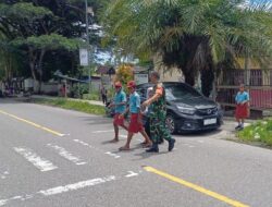 Peduli Keselamatan Anak Sekolah, Secara Rutin Babinsa Koramil Jajaran Kodim 1710/Mimika Bantu Seberangkan Jalan