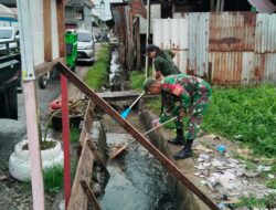 Ciptakan Lingkungan Yang Bersih, Babinsa Koramil Kota Ajak Warga Bersihkan Sampah