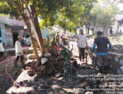 Semangat Gotong Royong, Babinsa dan Warga Bangun Pondasi Rumah