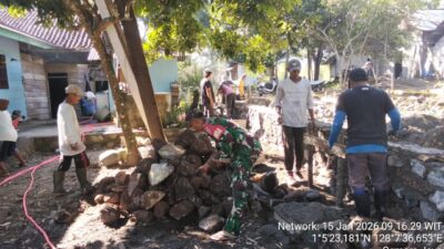 Semangat Gotong Royong, Babinsa dan Warga Bangun Pondasi Rumah