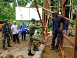 Dansatgas TMMD Wiltas Ke-127 Bersama Kabid Perkim Tinjau Progres RTLH di Linggang Amer