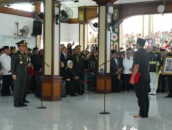 Panglima TNI Pimpin Upacara Penyerahan Jenazah dan Ikuti Upacara Pemakaman Wapres ke-6 RI