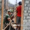 Dekat dengan Rakyat, Babinsa Koramil 1505-03/Maba Ikut Bangun Rumah Warga