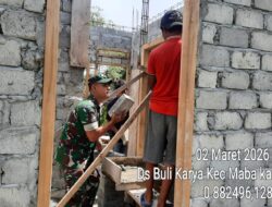 Dekat dengan Rakyat, Babinsa Koramil 1505-03/Maba Ikut Bangun Rumah Warga