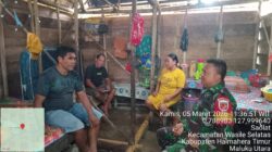 Dekat dengan Warga, Babinsa Koramil 1505-02/Wasile Sambangi Rumah Warga