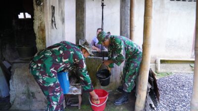 Wujudkan Kemanunggalan, Satgas TMMD Ke 127 Kodim 0808/Blitar Ringankan Beban Warga Menimba Air