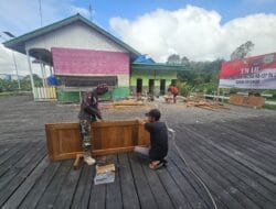 Hampir Rampung, Anggota Satgas TMMD Pasang Jendela RTLH di Kampung Linggang Amer