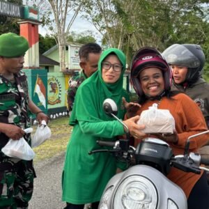 Ramadan Penuh Berkah, Koramil 1710-07/Mapurujaya Berbagi Takjil Untuk Warga