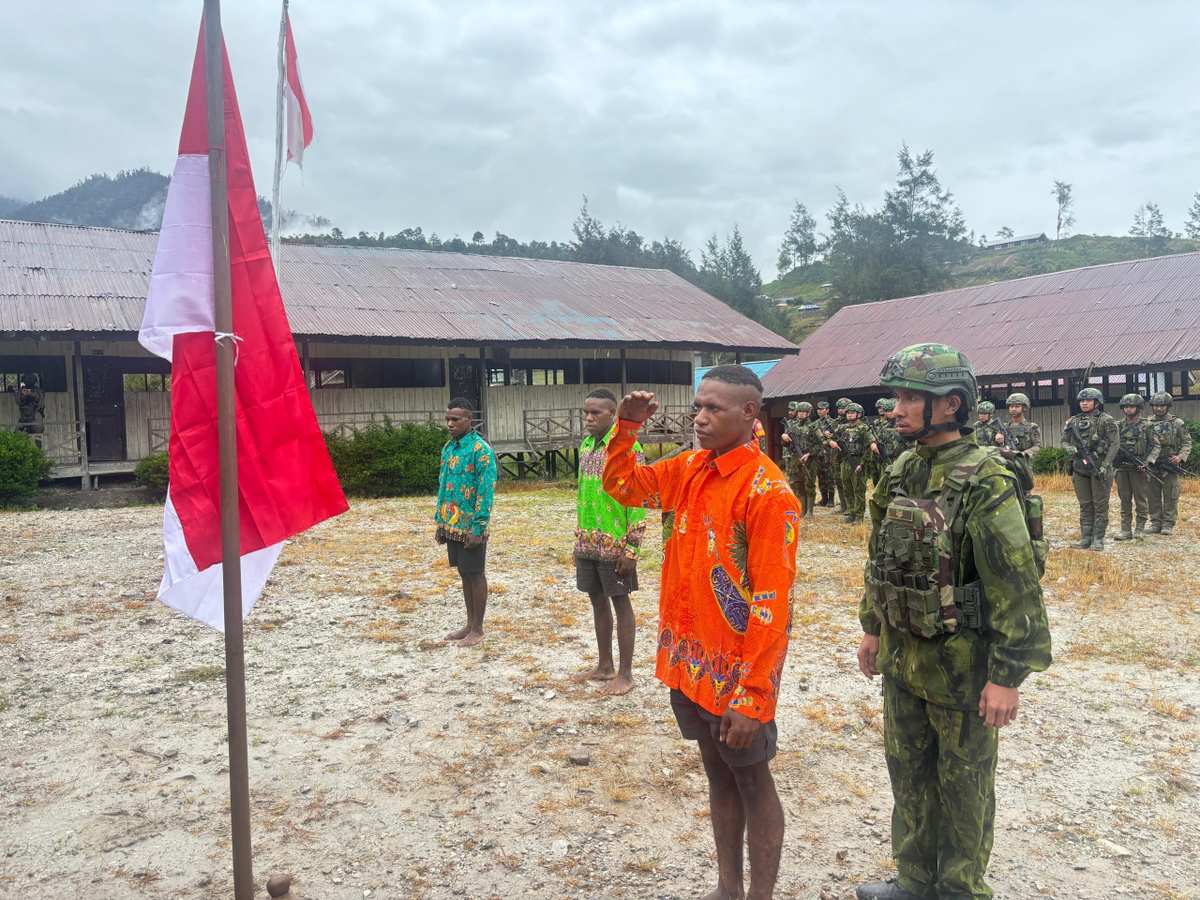 Momen Mengharukan, Tiga Eks OPM Cium Merah Putih dan Kembali ke NKRI