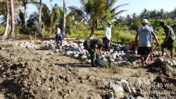 Wujud Kepedulian, Babinsa Kodim 1505/Tidore Gotong Royong Bantu Pembangunan Rumah Warga