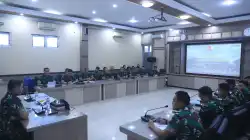 Komandan Lanud Sultan Hasanuddin Pimpin Rapat Staf, Tekankan Kepemimpinan Berbasis Keteladanan dan Kecerdasan Emosional