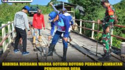 Babinsa Bersama Warga Gotong Royong Perbaiki Jembatan Penghubung Desa