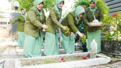 Persit KCK Kodim Bojonegoro Laksanakan Ziarah Rombongan dan Tabur Bunga