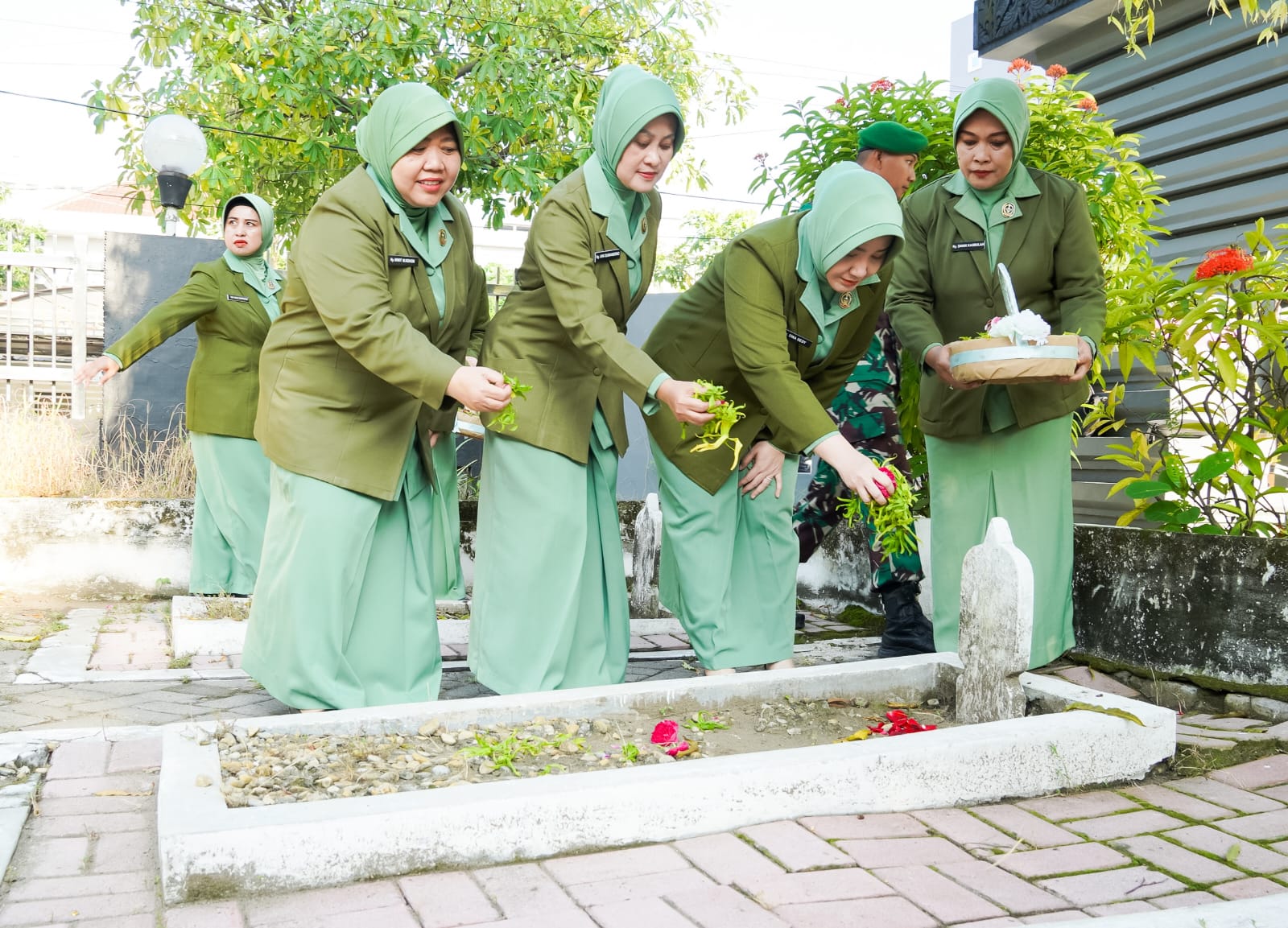 Persit KCK Kodim Bojonegoro Laksanakan Ziarah Rombongan dan Tabur Bunga