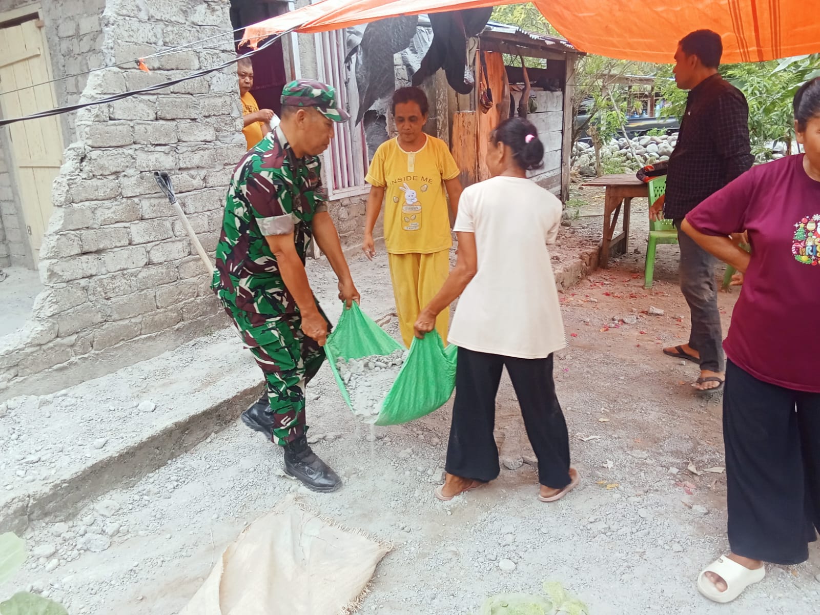 TNI Hadir di Tengah Bencana, Kodim 1505/Tidore Bersihkan Rumah Warga Terdampak Gempa