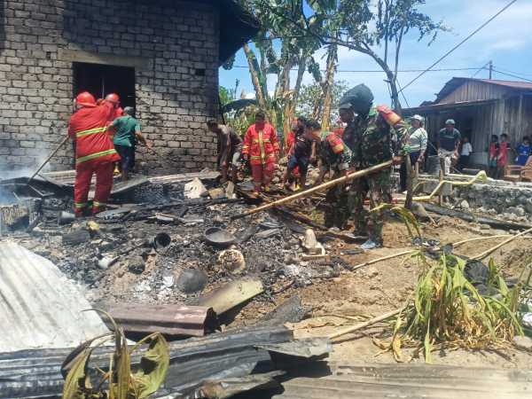 Gerak Cepat Anggota Koramil 1505-05/Sofifi Bantu Padamkan Kebakaran Rumah Warga