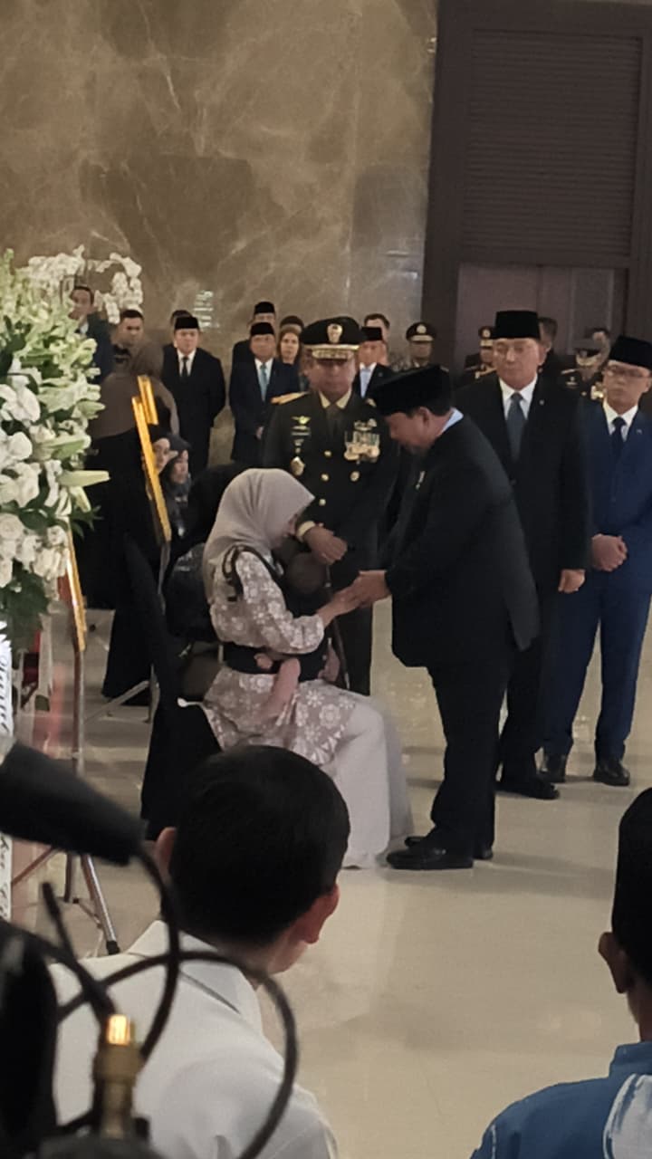 Presiden RI Beri Penghormatan Terakhir Untuk Tiga Prajurit TNI Saat Persemayaman di Bandara Soekarno-Hatta