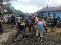 Babinsa Hadir di Tengah Masyarakat, Bantu Bangun Pondasi Rumah Warga