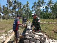Babinsa Koramil 1505-04/Oba Turun Tangan, Bantu Warga Bangun Pondasi Rumah
